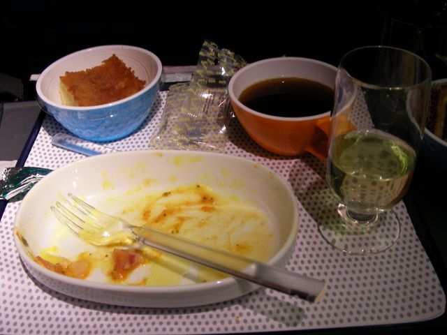 Air New Zealand beglueckte uns auf unserem Nachtflug nach Tahiti mit einem super leckeren Abendessen... (Wuerg!)