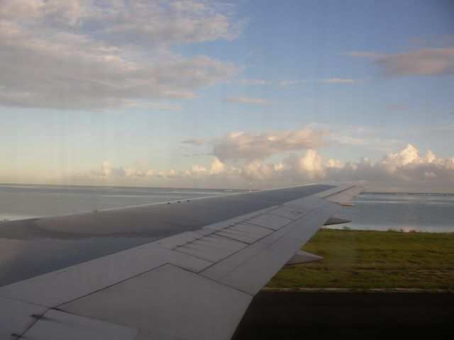 Touchdown auf dem Runway des Papeete International Airport, ziemlich nah am Wasser gebaut.