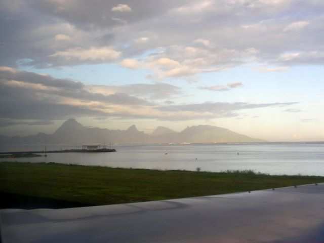Vom Runway aus kann man auf die Nachbarinsel Moorea blicken.