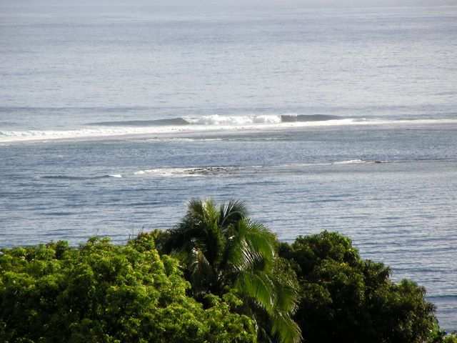 Man sieht den Hava'e Pass von Teahupoo. Wenn die Wellen richtig hoch sind (April-Oktober), findet hier der Billabong Pro Competition statt.