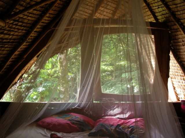 Eine Etage hoeher befindet sich das Schlafzimmer im Baumhausstil.