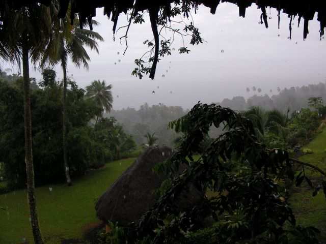 Am naechsten Morgen erleben wir, wie es waehrend der Regenzeit auf Tahiti sein kann.