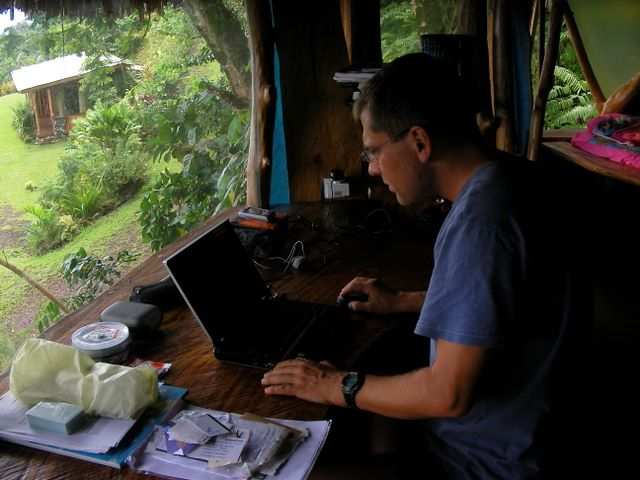 Olaf kann es nicht lassen und arbeitet ein wenig am Laptop.