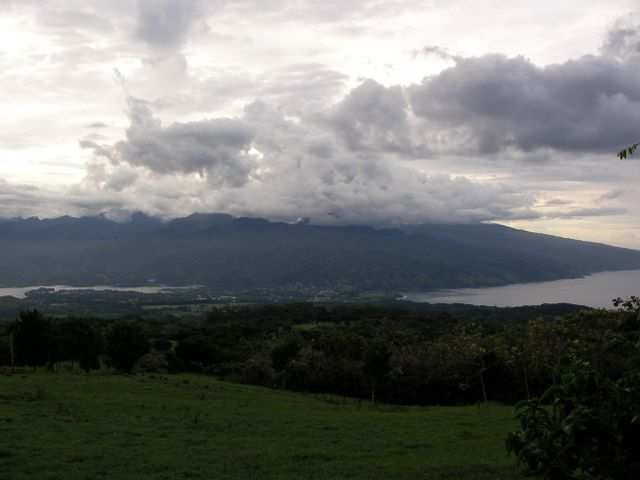 Der Ausblick in Richtung Tahiti (in der Mitte die kleine Landbruecke, die Tahiti mit Tahiti Iti verbindet) war auch nicht so doll.
