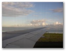 Touchdown auf dem Runway des Papeete International Airport, ziemlich nah am Wasser gebaut.
