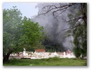 ...und einen Blick auf den nachbarlichen Friedhof werfen.