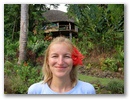 Sabine uebt sich schon mal in den Traditionen der hiesigen Maedels.