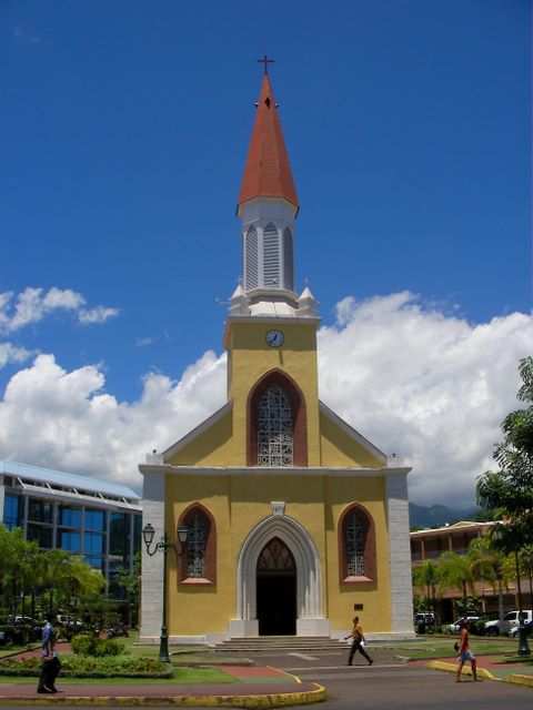 Dazwischen eine Kirche.