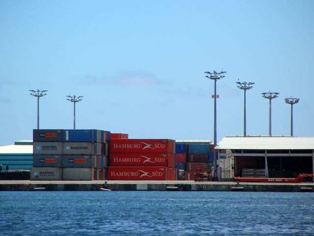 Aus dem Containerhafen gruesst uns unsere Heimatstadt.