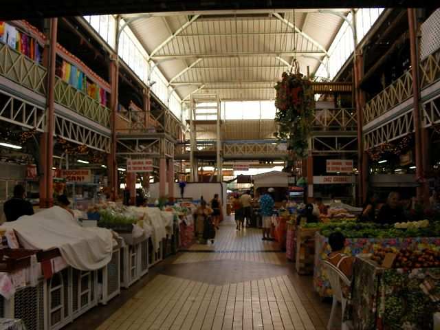 In der Markthalle ist wirklich nicht viel los. Also machen wir das, was wir hier ohnehin vorhatten...
