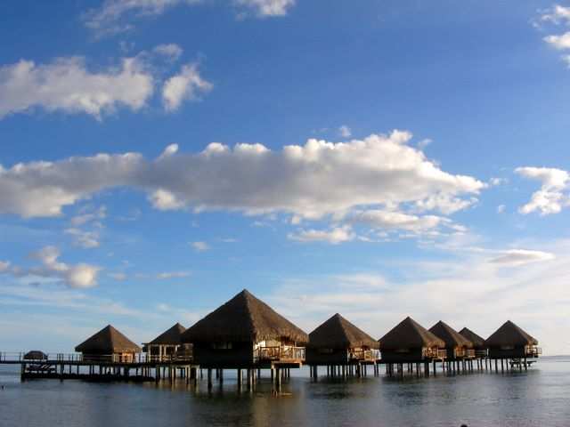 Vorm Strand die Ueberwasserbungalows. Auch in der Regenzeit fuer uns zu teuer.