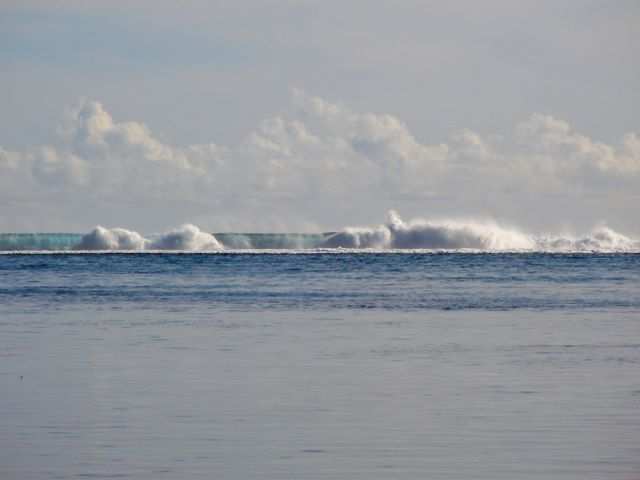 Da blicken wir doch lieber auf den Surf am Riffrand.