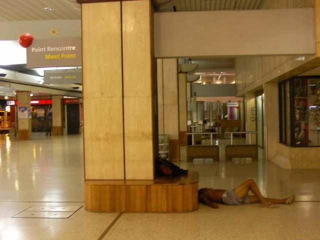 Zum Abschluss ein realistisches Foto vom Papeete Airport, an dem uns der rechts im Bild befindliche Einheimische uebermorgen verabschieden wird.