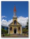 Dazwischen eine Kirche.