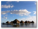 Vorm Strand die Ueberwasserbungalows. Auch in der Regenzeit fuer uns zu teuer.