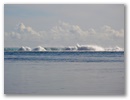 Da blicken wir doch lieber auf den Surf am Riffrand.