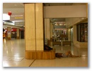 Zum Abschluss ein realistisches Foto vom Papeete Airport, an dem uns der rechts im Bild befindliche Einheimische uebermorgen verabschieden wird.