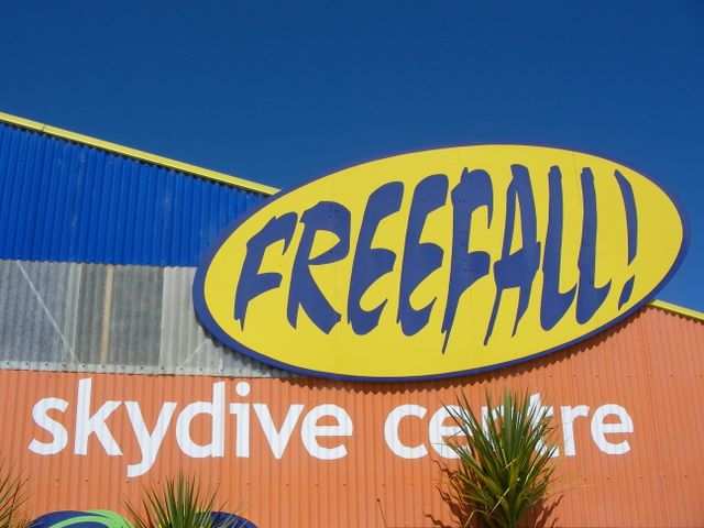 Freier Fall! - Rcihtig: Fallschirmspringen! Skydiven hoert sich aber noch cooler an!