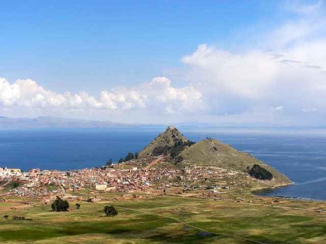 Wir naehern uns dem 3.800 m hoch gelegenen Copacabana am Titicaca See.