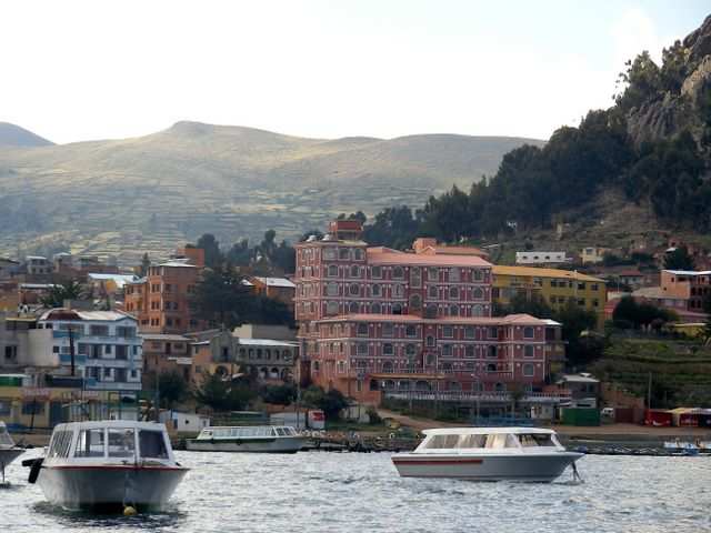 Am naechsten Tag befinden uns schon auf dem Boot zur Isla del Sol. In dem rosa Hotel uebernachten wir fuer 13 Dollar die Nacht.