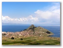 Wir naehern uns dem 3.800 m hoch gelegenen Copacabana am Titicaca See.