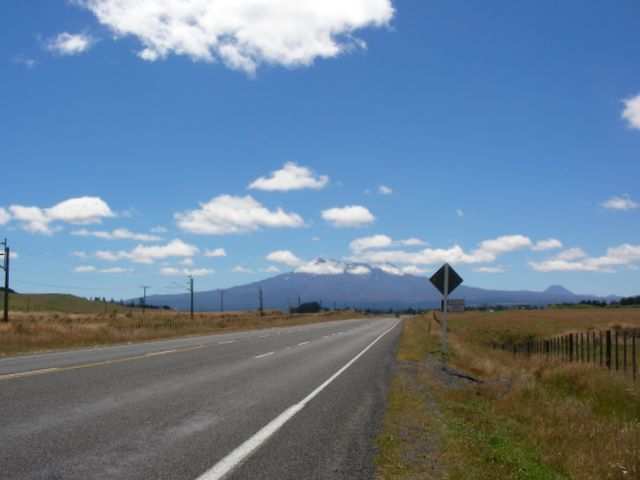 Am Horizont erscheint unser neues Ziel: Der Tongariro Nationalpark