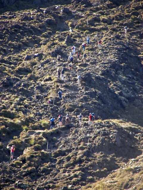 Und den Berg nach oben in der menschlichen Ameisenstrasse.