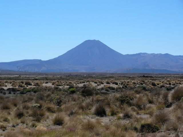 Ein Kameraschwenk weiter: Am Vulkan Mt Ngauruhoe wird uns unsere morgige Tongariro Ueberquerung vorbeifuehren.
