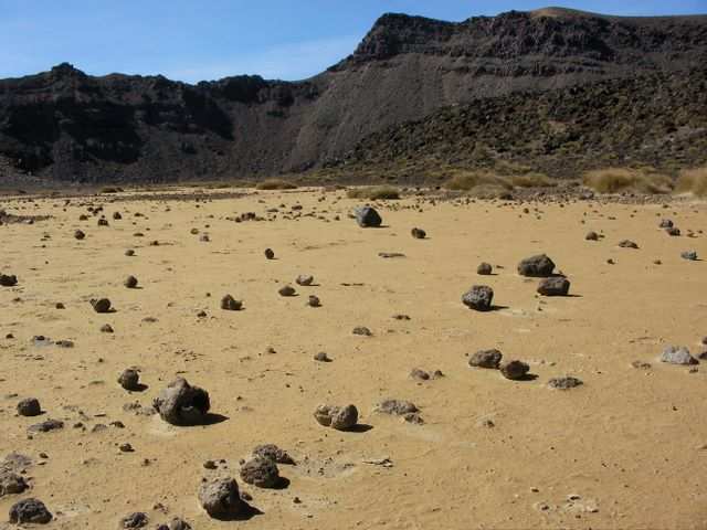 Wir laufen duch den Kratersee des South Crater.