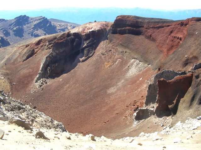 Jetzt haben wir den hoechsten Punkt unseres Treks erreicht: den Red Crater.