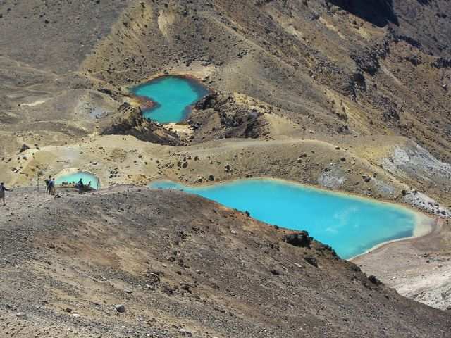 Hinunter zu den Emerald Lakes.