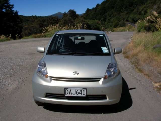Sabine wartet in unserem Miet Daihatsu.