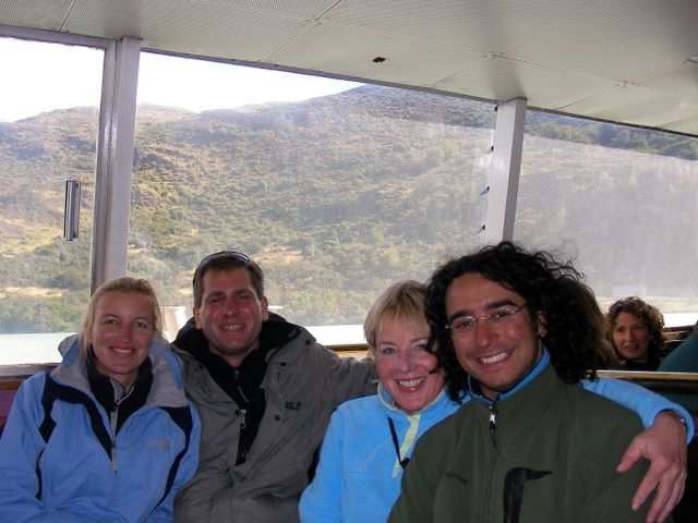 Auf dem Foto sind naben uns Clarita und Cesar zu sehen. Clarita hat die letzten Tage mit uns zusammen bei Beatriz gewohnt und Cesar ist ihr Fuehrer.