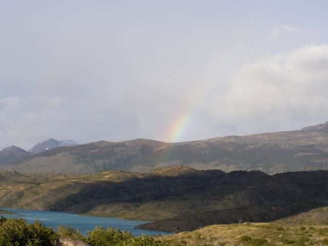 Ein Regenbogen am Horizont.